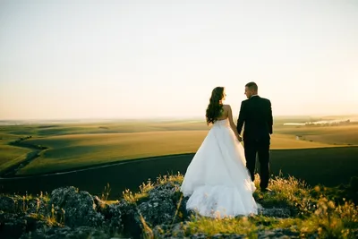 The Golden Hour: Mastering Sunset Wedding PhotographyIllustration